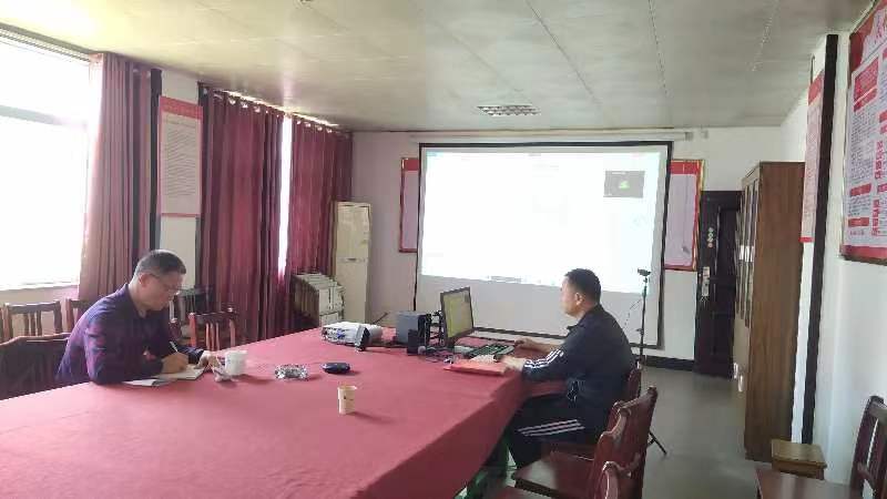 基础课教学部党总支召开中心组学习会议