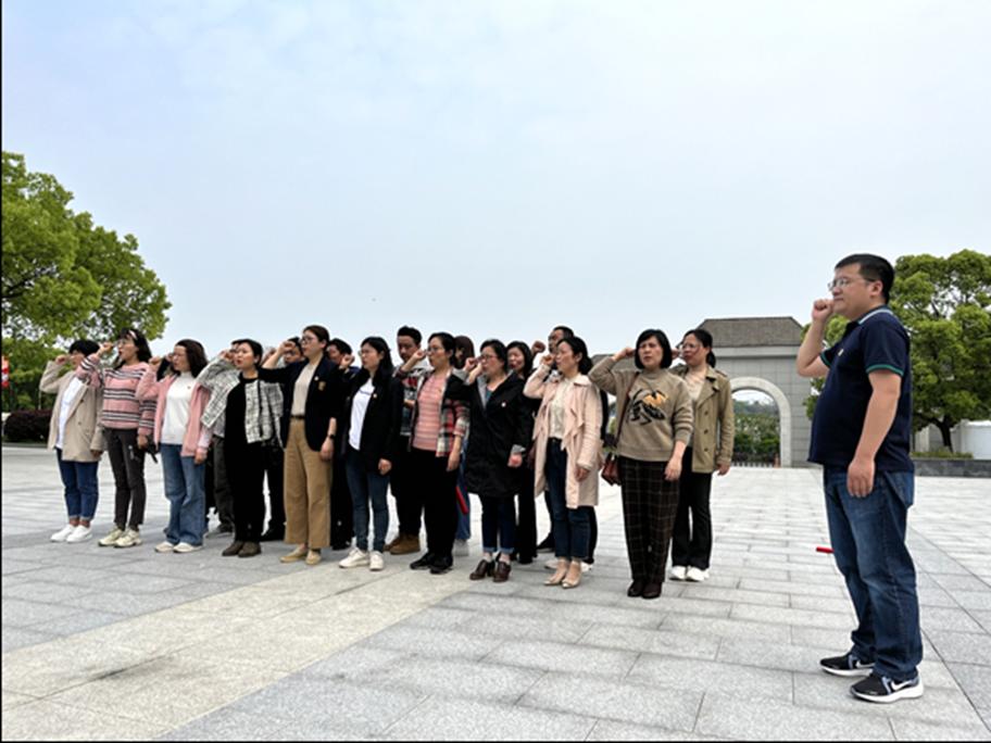 基础课教学部赴方志敏烈士纪念园开展清明祭扫活动